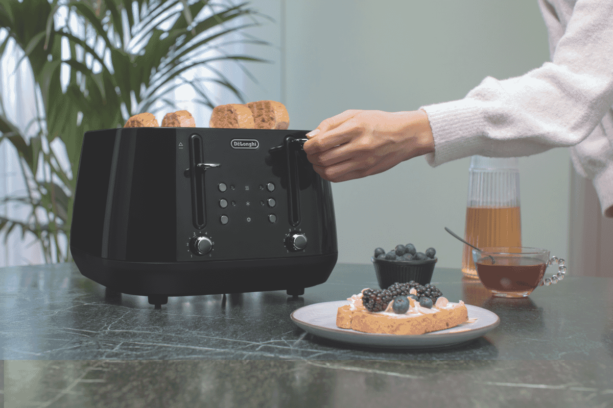 DeLonghi Eclettica 4 Slice Toaster Bold Black