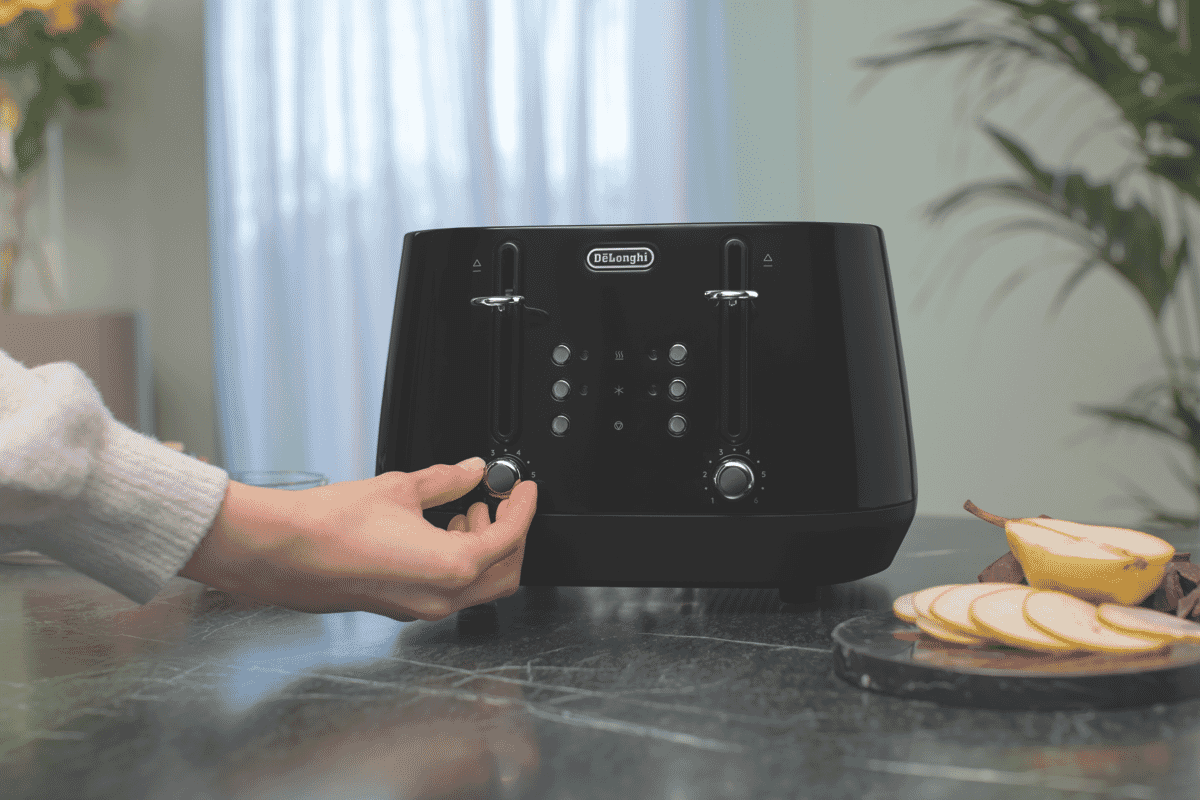 DeLonghi Eclettica 4 Slice Toaster Bold Black
