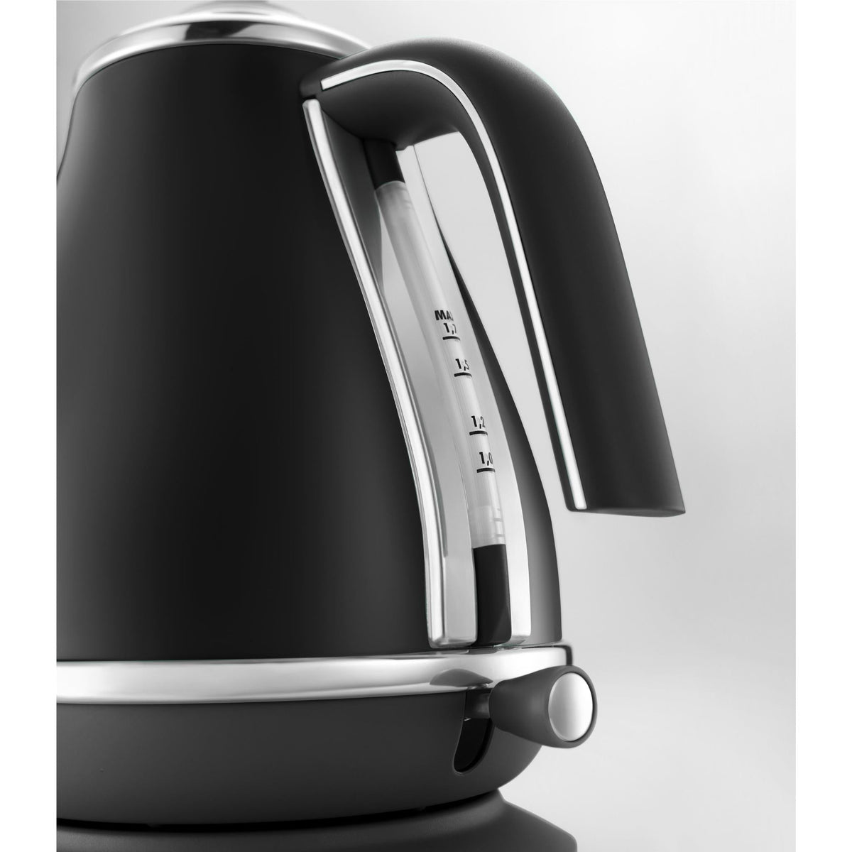 De'Longhi KBOC2001BK Icona Capitals 1.7L Kettle (Edinburgh Black) — view 3