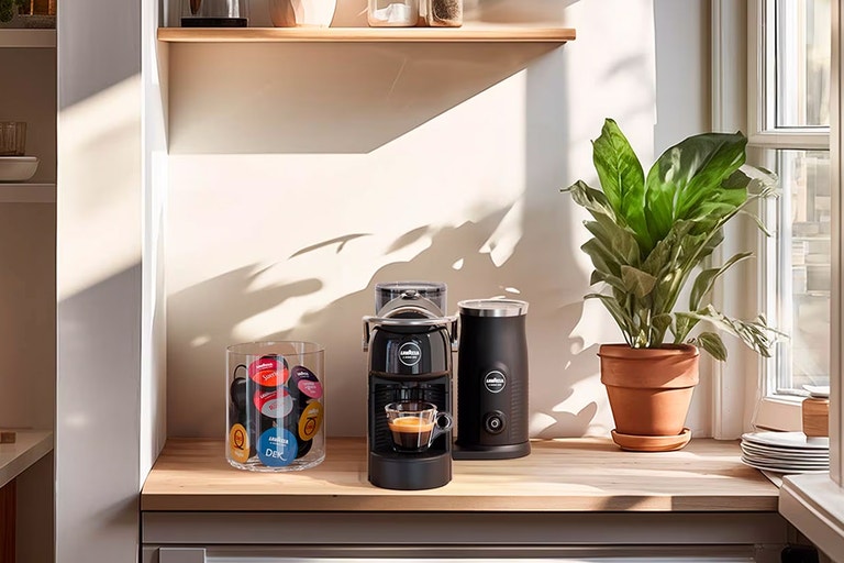 Lavazza A Modo Mio Jolie & Milk Evo Capsule Coffee Machine (Black)
